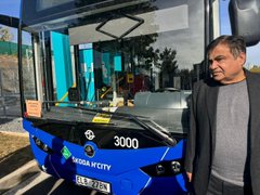 Minister of Road Transport and Highways of India rides hydrogen bus in Prague, promises sustainable mobility in India